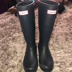 Size 6 navy matte hunter rain boots